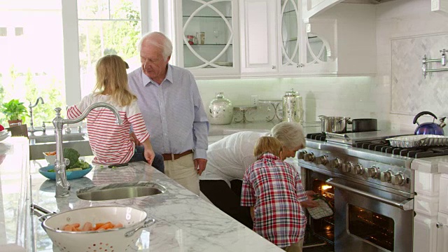 孩子和祖父母在R3D上拍摄烤火鸡大餐视频素材
