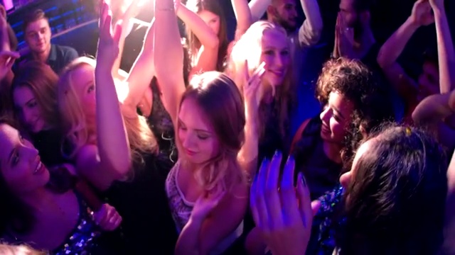 在聚会期间，妇女和女孩在俱乐部跳舞和欢呼视频素材