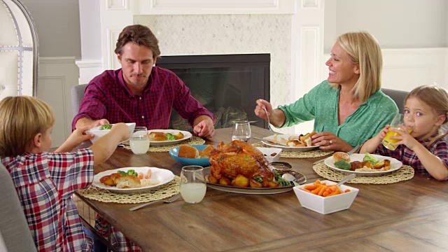 家人围坐在桌子上吃饭拍摄在R3D视频素材