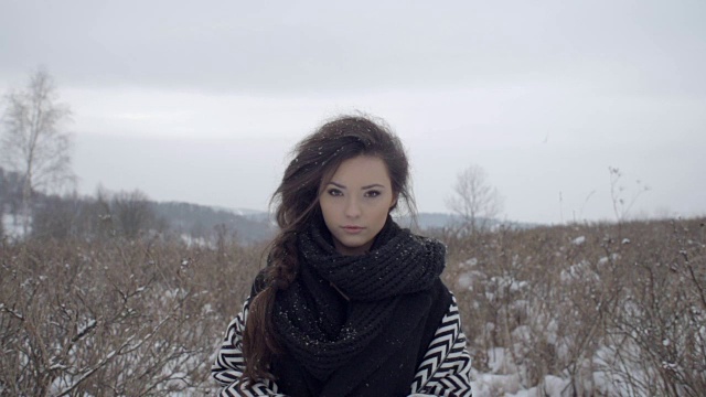 年轻美丽的模特在冬季森林摆姿势。视频素材