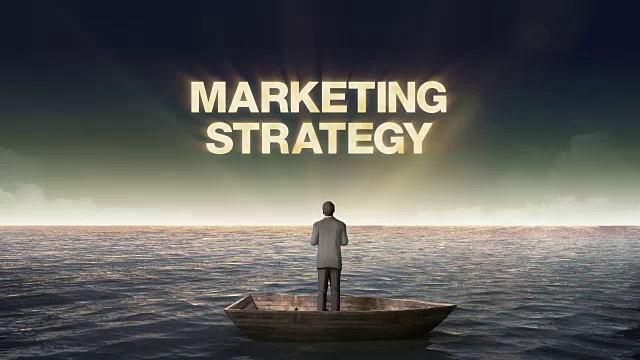 崛起的市场营销策略，摆在商人面前的是一条船，在大海里，在大海里。视频素材