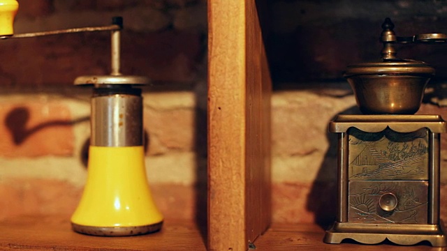不同风格和颜色的老式咖啡研磨机放在砖砌的背景上。视频素材