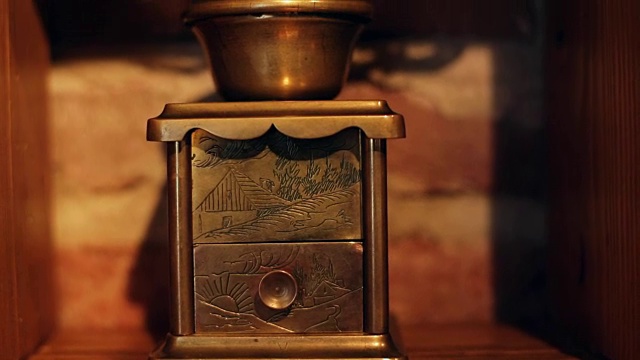 贵族咖啡研磨机与时尚的剪切路径孤立在一个砖的背景。视频素材