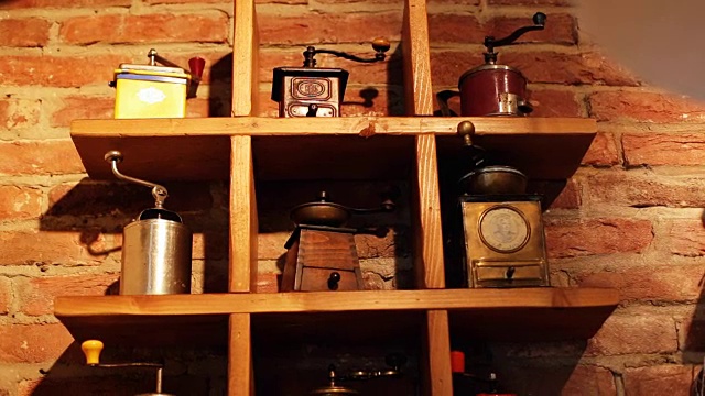 收集不同种类的老式咖啡研磨机放在一块木板上视频素材
