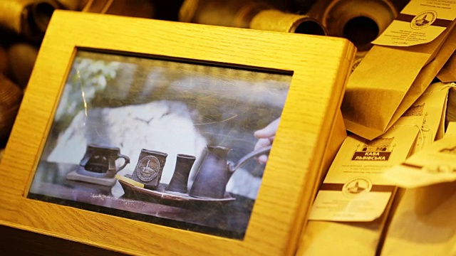 3D图片在一个木框说明了一个女人的手服务一杯咖啡与古老的传统，使美味的香气咖啡饮料。视频下载