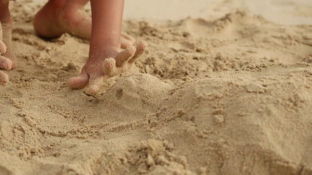 孩子们在海滩上玩沙子视频素材