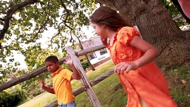 一群混合种族的小孩在公园里玩耍视频素材