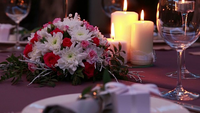 美丽昂贵的餐桌，烛光和红玫瑰的浪漫晚餐视频下载