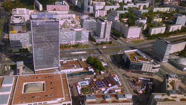 柏林电视塔鸟瞰图，Fernsehturm。欧洲城市视频素材