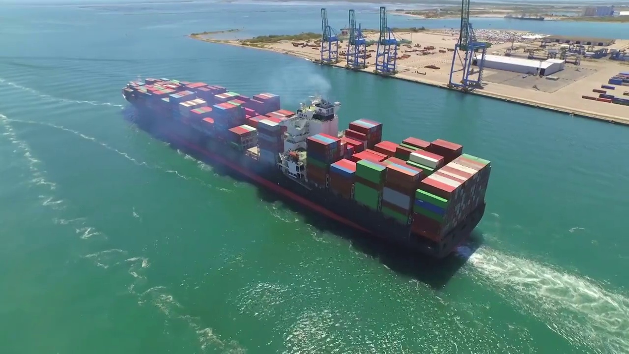 航拍:集装箱船，装载海运货物集装箱离港，货物运输视频素材