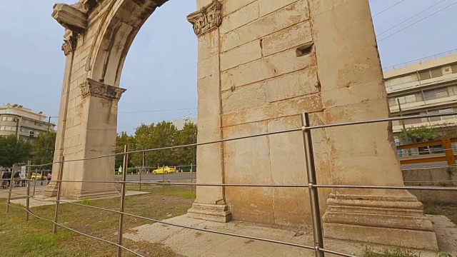 希腊雅典古老的纪念性大门。哈德良拱门，观光旅游视频下载