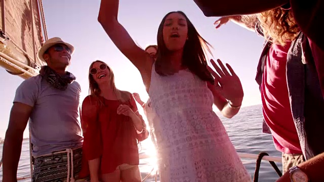 一群朋友在日落游艇派对上跳舞视频下载