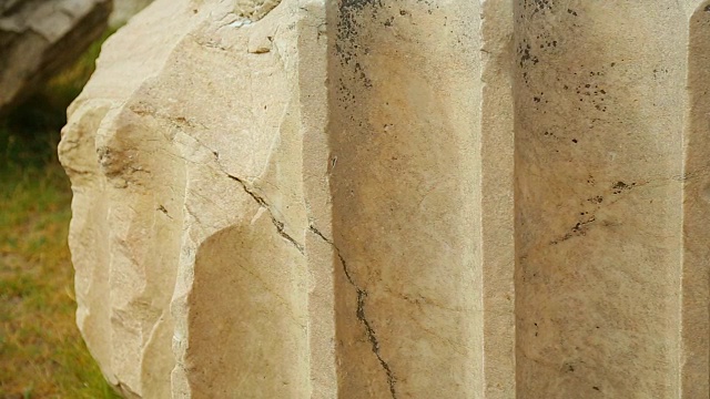 近距离拍摄加工过的大理石石料，一块古色古香的石柱，古代遗迹视频下载