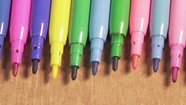 各种颜色的毡头笔排成一排视频下载