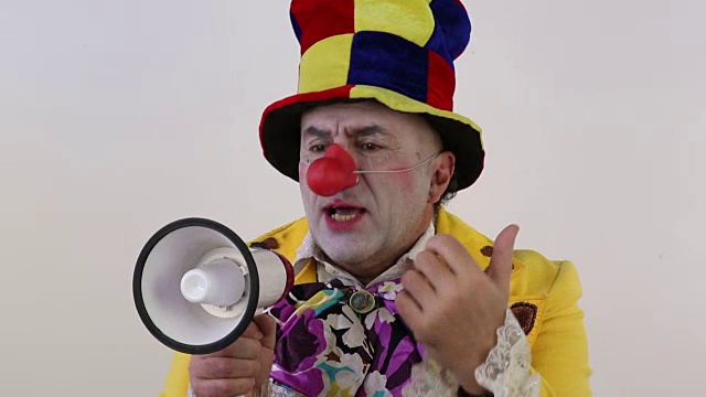 白色背景下拿着扩音器的小丑视频下载