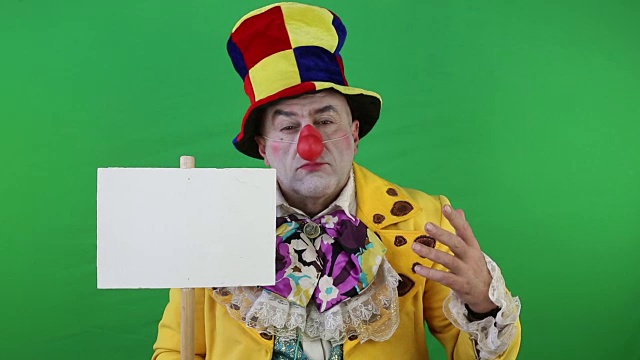小丑与标志的标签上的绿色屏幕视频素材
