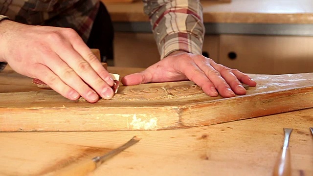 木匠打磨木头的特写视频下载