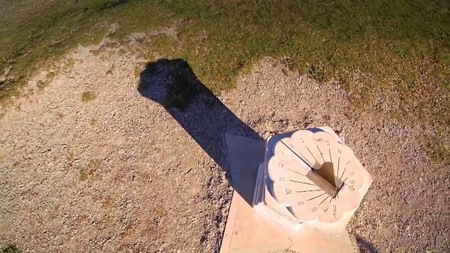 悬崖边的日晷视频下载