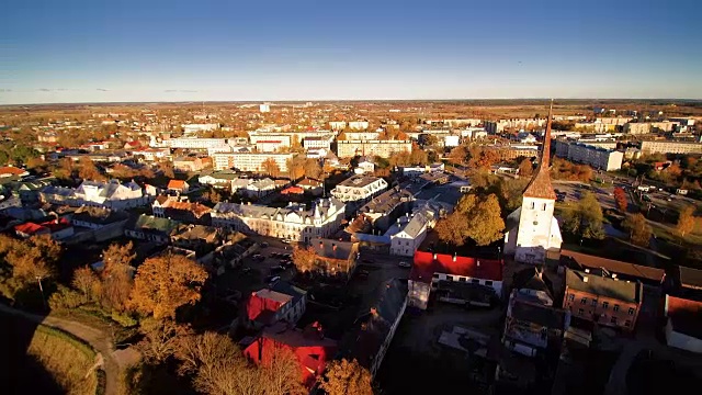 这个城市的建筑物和房屋的鸟瞰图视频下载
