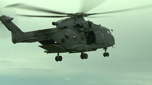 军事教育和训练直升机准备降落视频素材