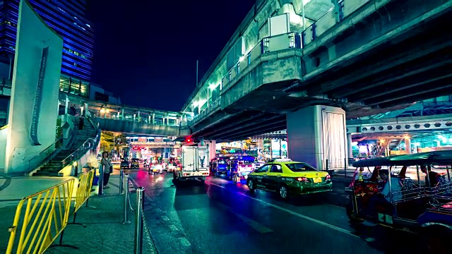 4 k间隔拍摄。夜间，泰国曼谷大桥沿线的交通状况。2016年1月。视频素材