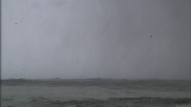 在北海道，暴风雨般的鄂霍次克迎来第一场雪视频下载