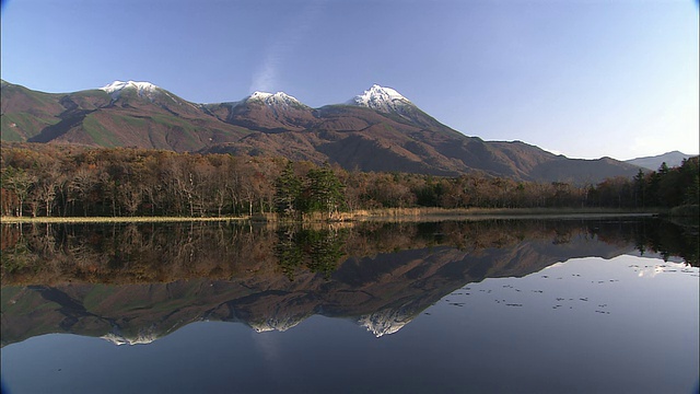 知床五湖和北海道知床山脉湖畔的秋叶视频素材