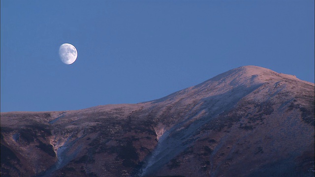 北海道夕阳下的半月形山岭视频下载