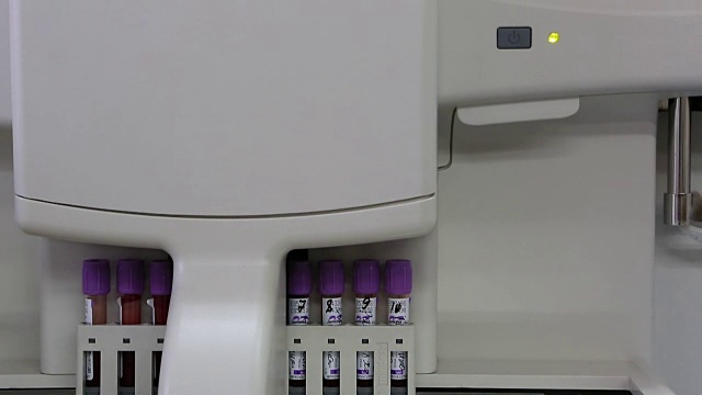 具有自动装填机的现代高性能自动血液分析仪视频下载