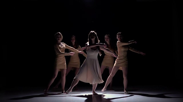五个美丽的女孩开始跳现代舞，在黑色，阴影，慢动作视频下载