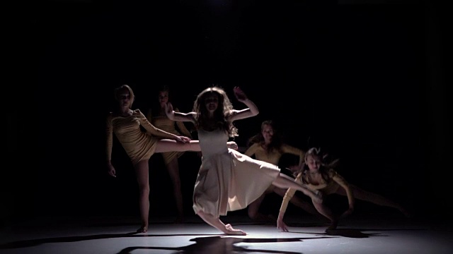 五个美丽的女孩继续跳现代舞，在黑色，阴影，慢动作视频下载