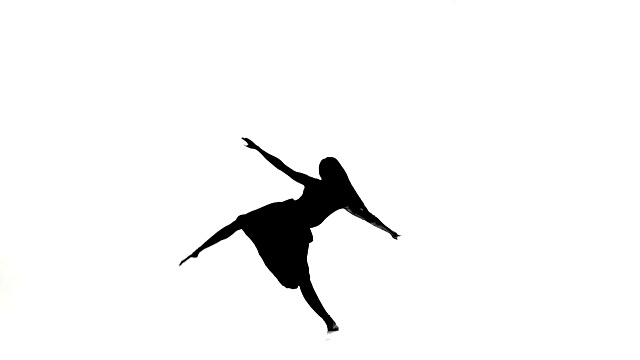 女舞者跳现代舞，做分裂，在白色，剪影，慢动作视频素材
