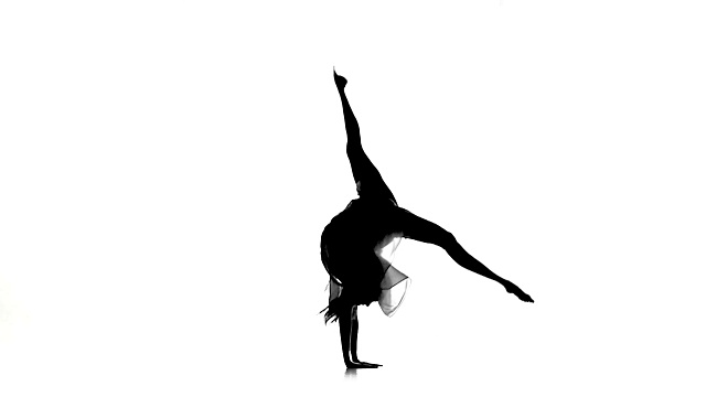美丽的女子舞蹈现代现代风格，使体操桥上的白色，剪影，慢动作视频素材