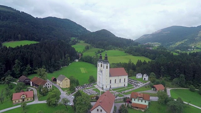 在大自然中有两个顶部的教堂视频下载