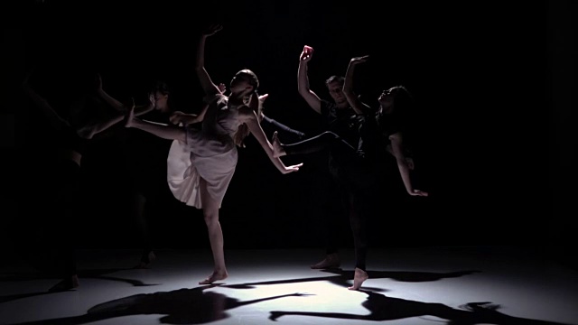继续五位舞者在黑色、阴影、慢动作上的现代舞表演视频下载