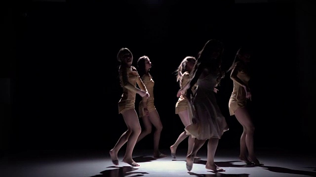 在黑色、阴影、慢动作上开始五名身穿白衣的舞者的现代舞视频下载