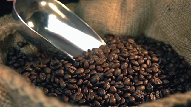 两段铲咖啡豆的慢动作视频视频下载