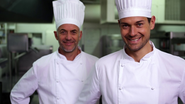 两个微笑的厨师对着镜头竖起大拇指视频下载