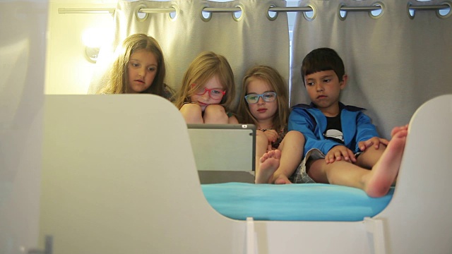 孩子们在平板电脑上看卡通视频下载