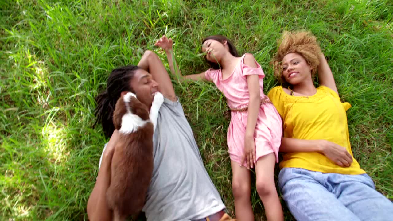 俯视图拍摄的非裔美国家庭躺在他们的背部视频下载