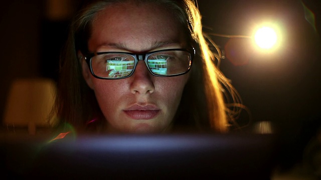 女孩与眼镜使用平板电脑近距离视频素材