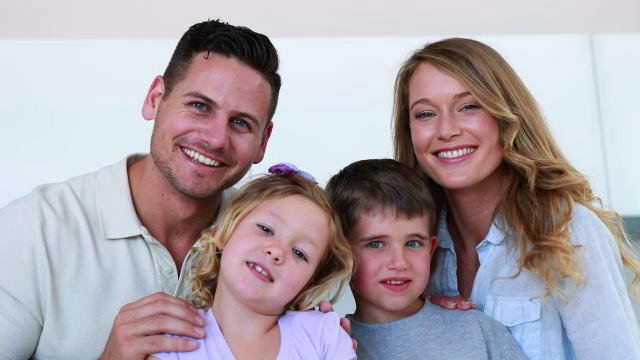 幸福的家庭对着镜头微笑视频下载
