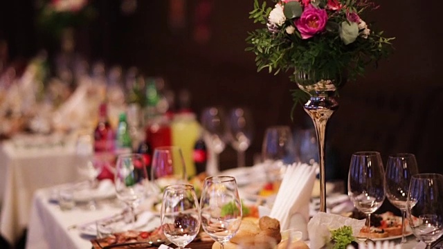 餐饮服务以餐厅为宾客在婚礼上准备的食物和饮料为背景。视频素材