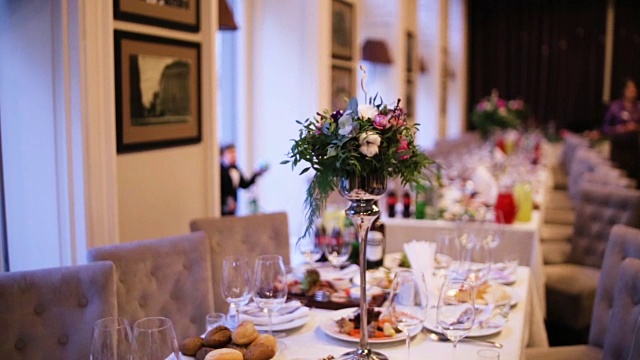餐厅里漂亮的婚宴餐桌，桌上摆放着鲜花视频下载