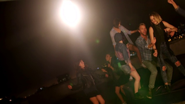年轻人在屋顶聚会上唱歌跳舞视频素材