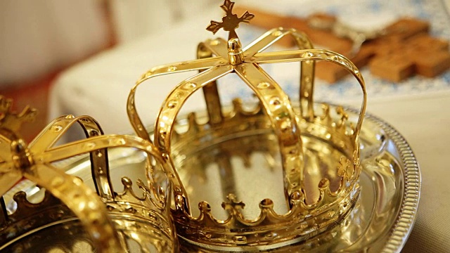 近距离的两个金婚王冠准备结婚仪式在一个教堂。视频下载