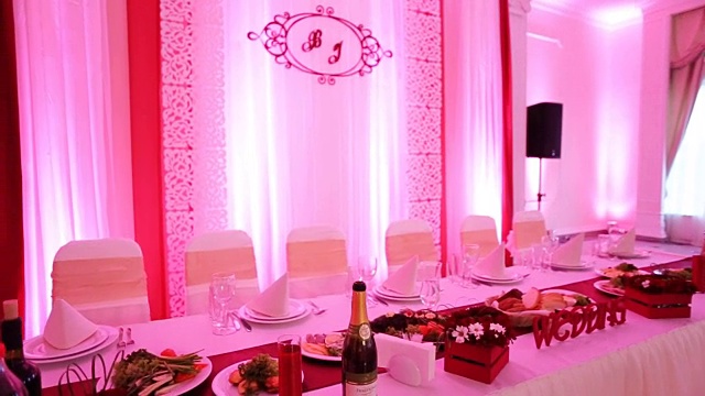 令人惊叹的婚礼装饰由粉红色的颜色在华丽的餐厅。视频下载