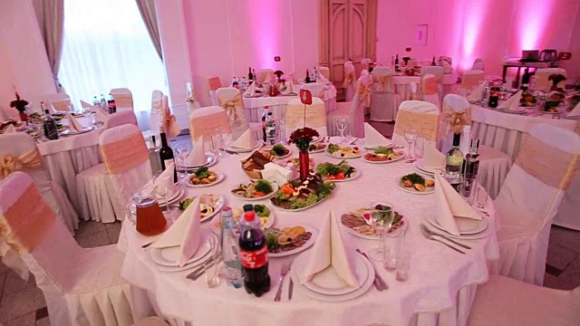 由专业服务人员在高档餐厅制作的婚礼专用餐桌。视频下载