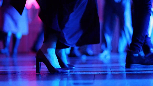 一个女人的腿的近距离职业舞者有乐趣在夜总会。视频下载