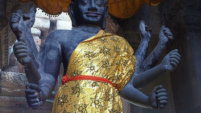 柬埔寨暹粒吴哥窟寺庙的古代毗湿奴雕像视频素材